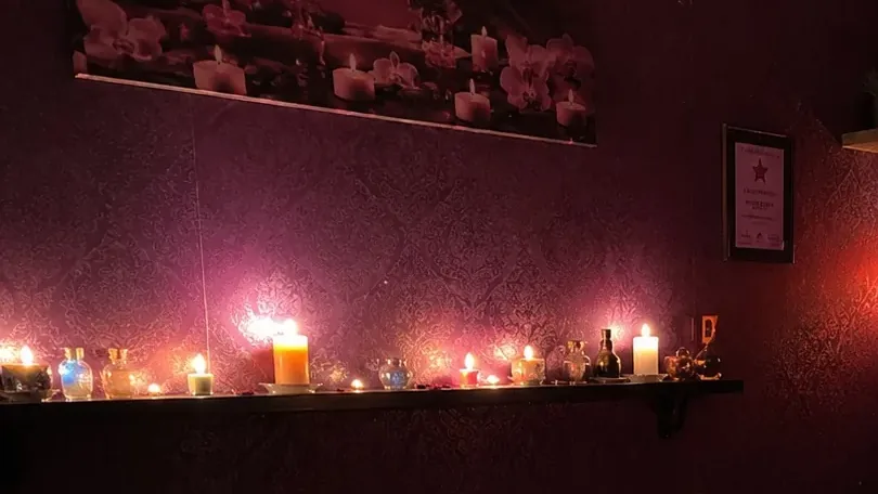 Masaj odasındaki mum rafı — Lila Spa, Sarıyer misafirlerine hizmet veren salon