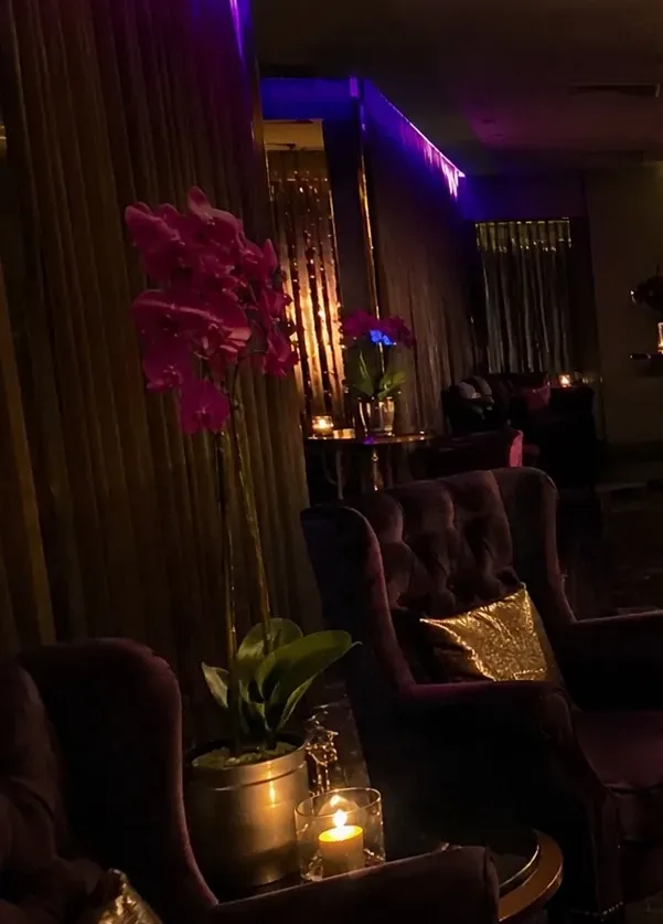Bekleme alanı koltukları — Lila Spa, Sarıyer misafirlerine hizmet veren salon