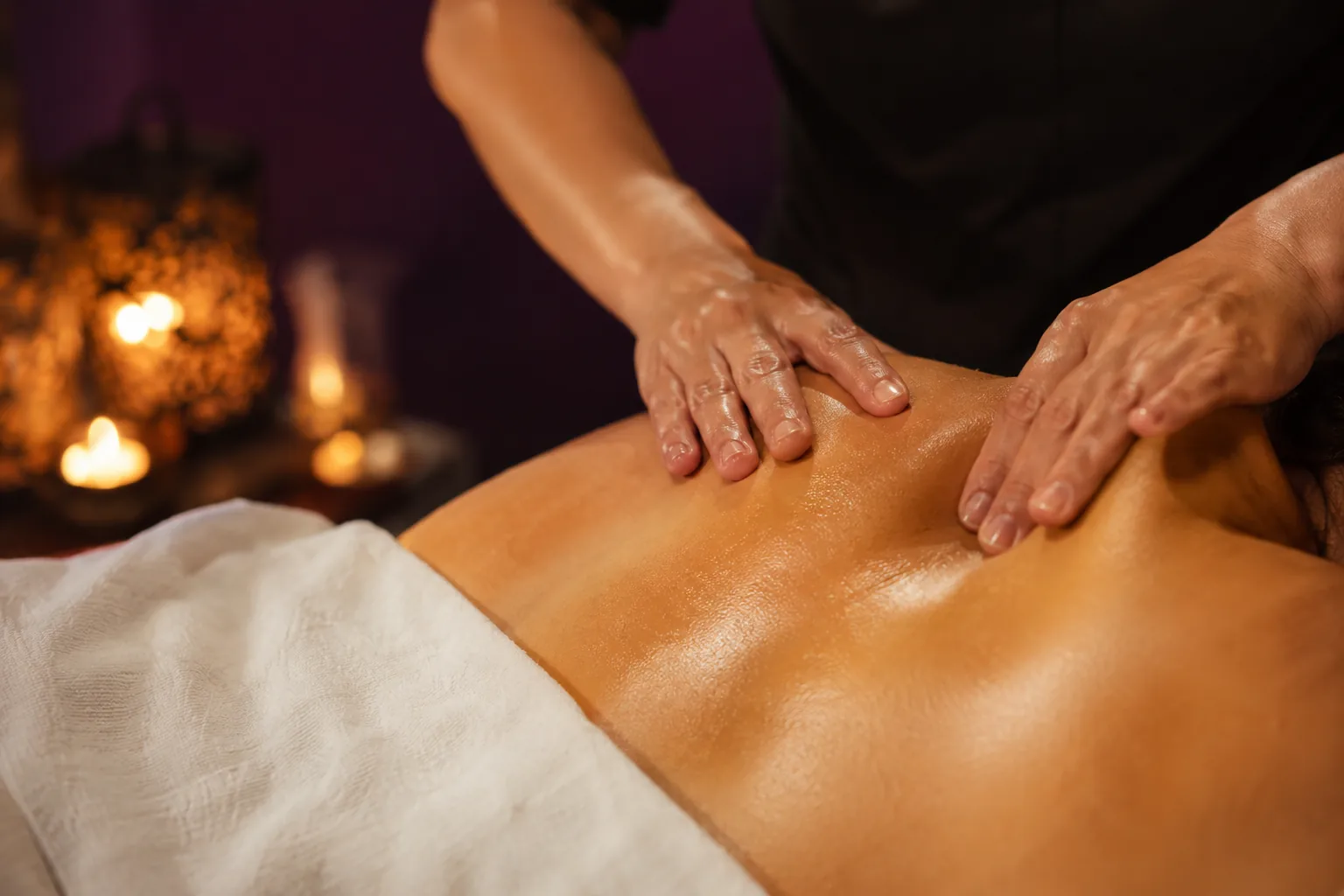 Sırt masajı uygulaması — Lila Spa, Sarıyer misafirlerine hizmet veren salon